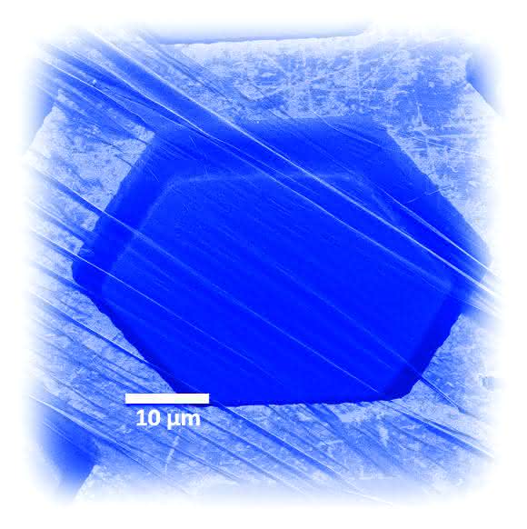 Diese Kohlenstoff-Nanomembran hat Professor Gölzhäusers Arbeitsgruppe mit Hilfe der Elektronenquelle hergestellt. Das Bild wurde mit einem Helium-Ionen-Mikroskop aufgenommen und anschließend eingefärbt. Foto: Universität Bielefeld Diese Kohlenstoff-Nanomembran hat Professor Gölzhäusers Arbeitsgruppe mit Hilfe der Elektronenquelle hergestellt. Das Bild wurde mit einem Helium-Ionen-Mikroskop aufgenommen und anschließend eingefärbt. Foto: Universität Bielefeld