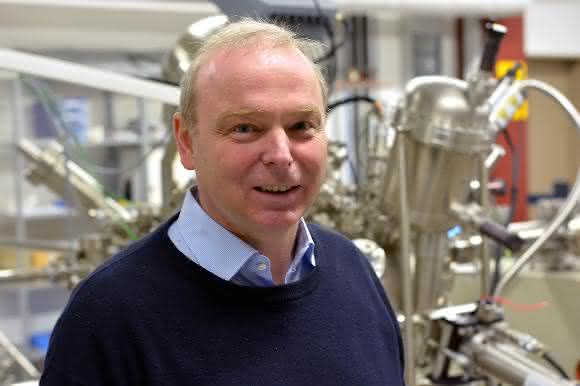 Professor Dr. Armin Gölzhäuser forscht im Rahmen des Graphen Flagship Projects der Europäischen Union an Kohlenstoff-Nanomembranen und Graphen. Foto: Universität Bielefeld Professor Dr. Armin Gölzhäuser forscht im Rahmen des Graphen Flagship Projects der Europäischen Union an Kohlenstoff-Nanomembranen und Graphen. Foto: Universität Bielefeld