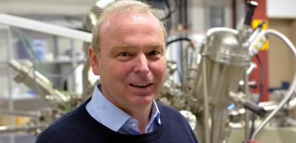 Professor Dr. Armin Gölzhäuser forscht im Rahmen des Graphen Flagship Projects der Europäischen Union an Kohlenstoff-Nanomembranen und Graphen. Foto: Universität Bielefeld Professor Dr. Armin Gölzhäuser forscht im Rahmen des Graphen Flagship Projects der Europäischen Union an Kohlenstoff-Nanomembranen und Graphen. Foto: Universität Bielefeld