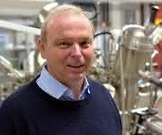 Professor Dr. Armin Gölzhäuser forscht im Rahmen des Graphen Flagship Projects der Europäischen Union an Kohlenstoff-Nanomembranen und Graphen. Foto: Universität Bielefeld