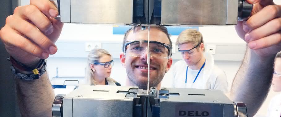 Klebstoffprüfung im Uni-Labor Student bei der Arbeit im Uni-Labor