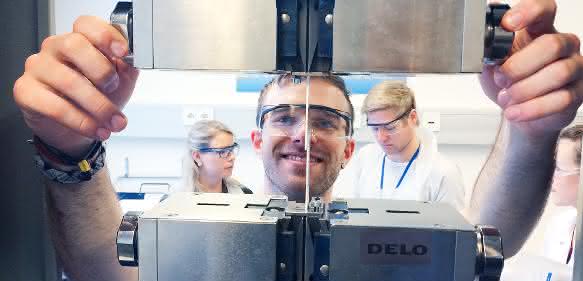 Klebstoffprüfung im Uni-Labor Student bei der Arbeit im Uni-Labor