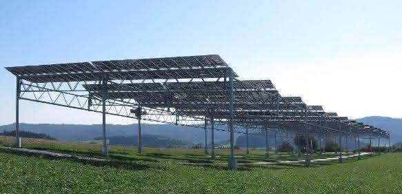 Die Agrophotovoltaik-Pilotanlage in Heggelbach am Bodensee kombiniert Strom- und Nahrungsmittelproduktion. ©Fraunhofer ISE