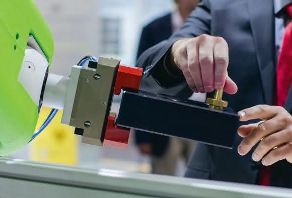 Kollaboration: Cobot und Mensch bei der Montage. Kollaboration: Cobot und Mensch bei der Montage.