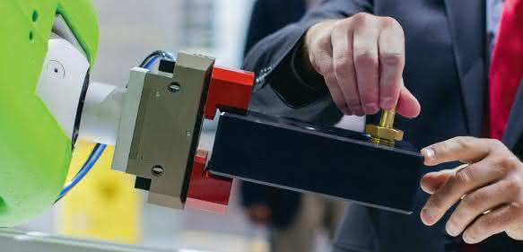 Kollaboration: Cobot und Mensch bei der Montage.