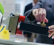 Kollaboration: Cobot und Mensch bei der Montage.