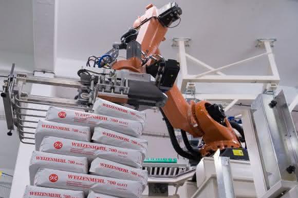Der Roboter nimmt einzelne Säcke auf und setzt sie nach den vorgegebenen Lagenbildern auf die Ladungsträger.