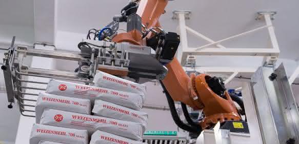 Der Roboter nimmt einzelne Säcke auf und setzt sie nach den vorgegebenen Lagenbildern auf die Ladungsträger.