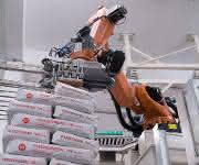 Der Roboter nimmt einzelne Säcke auf und setzt sie nach den vorgegebenen Lagenbildern auf die Ladungsträger. Der Roboter nimmt einzelne Säcke auf und setzt sie nach den vorgegebenen Lagenbildern auf die Ladungsträger.