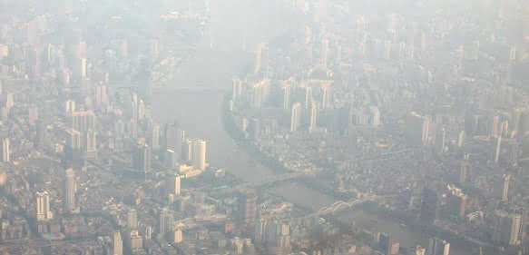 Die neuen chemischen Exposition-Wirkungsbeziehungen liefern eine quantitative Grundlage, um die Bedeutung von Luftschadstoffen in den verschiedenen Regionen der Welt, wie in der chinesischen Megastadt Guangzhou während eines Smogs zu bewerten. Quelle: Ulrich Pöschl, MPI für Chemie. Die neuen chemischen Exposition-Wirkungsbeziehungen liefern eine quantitative Grundlage, um die Bedeutung von Luftschadstoffen in den verschiedenen Regionen der Welt, wie in der chinesischen Megastadt Guangzhou während eines Smogs zu bewerten. Quelle: Ulrich Pöschl, MPI für Chemie.