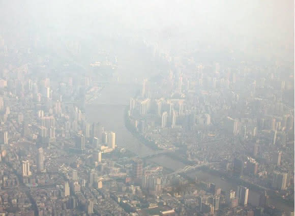 Die neuen chemischen Exposition-Wirkungsbeziehungen liefern eine quantitative Grundlage, um die Bedeutung von Luftschadstoffen in den verschiedenen Regionen der Welt, wie in der chinesischen Megastadt Guangzhou während eines Smogs zu bewerten. Quelle: Ulrich Pöschl, MPI für Chemie.
