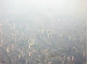 Die neuen chemischen Exposition-Wirkungsbeziehungen liefern eine quantitative Grundlage, um die Bedeutung von Luftschadstoffen in den verschiedenen Regionen der Welt, wie in der chinesischen Megastadt Guangzhou während eines Smogs zu bewerten. Quelle: Ulrich Pöschl, MPI für Chemie.