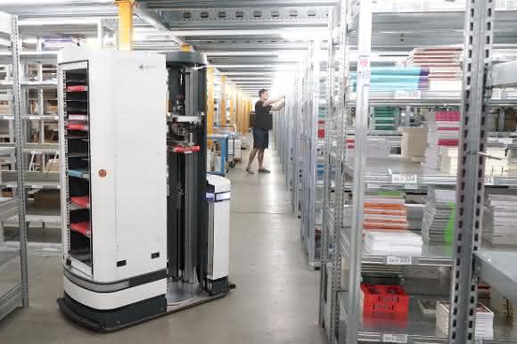 Magazino Roboter TORU mit Roman im Gang