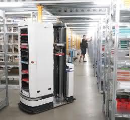 Magazino Roboter TORU mit Roman im Gang Magazino Roboter TORU mit Roman im Gang