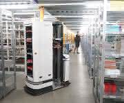 Magazino Roboter TORU mit Roman im Gang Magazino Roboter TORU mit Roman im Gang