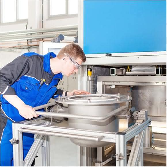 Mit der elektrohydraulischen Zerkleinerungsanlage können Verbundmaterialien selektiv aufgetrennt werden. © Impulstec