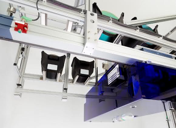 Automatisiertes Lagersystem unter Reinraumdecke Fabmatics