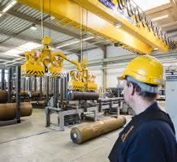 Stahl CraneSystem 14 Tonnen hängen am Magneten Stahl CraneSystem 14 Tonnen hängen am Magneten