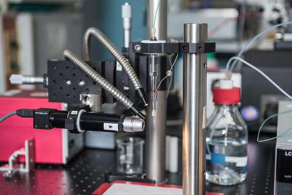 Der Injektor injiziert winzige Proteinkristalle in den Röntgenpulsstrahl. Er benötigt pro Experiment nur wenige Milligramm der kostbaren Kristalle. Foto: Paul Scherrer Institut/Mahir Dzambegovic Der Injektor injiziert winzige Proteinkristalle in den Röntgenpulsstrahl. Er benötigt pro Experiment nur wenige Milligramm der kostbaren Kristalle. Foto: Paul Scherrer Institut/Mahir Dzambegovic