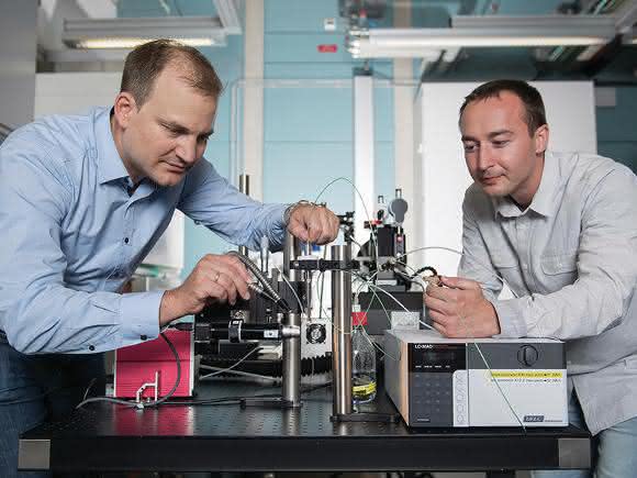Jörg Standfuss (l.) und Przemyslaw Nogly am Injektor, mit dem das Experiment durchgeführt wurde. Er wird bei Experimenten am SwissFEL zum Einsatz kommen. (Foto: Paul Scherrer Institut/Mahir Dzambegovic) Jörg Standfuss (l.) und Przemyslaw Nogly am Injektor, mit dem das Experiment durchgeführt wurde. Er wird bei Experimenten am SwissFEL zum Einsatz kommen. (Foto: Paul Scherrer Institut/Mahir Dzambegovic)