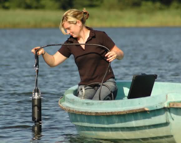 Multialgensensor: Derzeitige Einsatzmethode des Multialgensensors – künftig wird sie im Verbund mit weiteren Sensoren automatisiert von Bojen aus betrieben. (Foto: bbe Moldaenke) Derzeitige Einsatzmethode des Multialgensensors – künftig wird sie im Verbund mit weiteren Sensoren automatisiert von Bojen aus betrieben. (Foto: bbe Moldaenke)