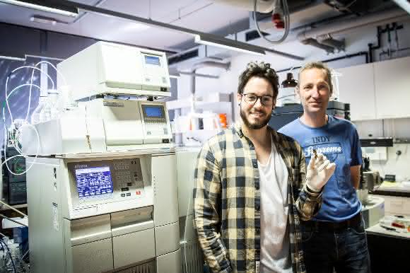 Lukas Grumet (l.) und Achim Lass vor ihrem eigens für Vitamin A kalibrierten Analysegerät Fotonachweis: Yan Jia Jun