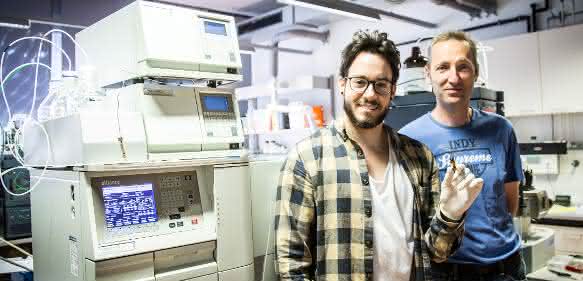 Lukas Grumet (l.) und Achim Lass vor ihrem eigens für Vitamin A kalibrierten Analysegerät Fotonachweis: Yan Jia Jun