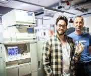 Lukas Grumet (l.) und Achim Lass vor ihrem eigens für Vitamin A kalibrierten Analysegerät Fotonachweis: Yan Jia Jun Lukas Grumet (l.) und Achim Lass vor ihrem eigens für Vitamin A kalibrierten Analysegerät Fotonachweis: Yan Jia Jun