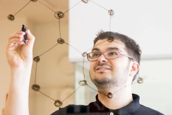 Florian Libisch erklärt die Graphen-Struktur (Copyright: TU Wien)