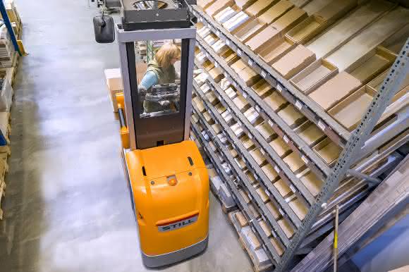 Still standardisiert Vertikalkommissionierung bei Butlers