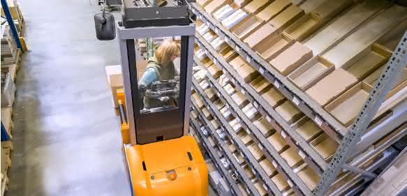 Still standardisiert Vertikalkommissionierung bei Butlers