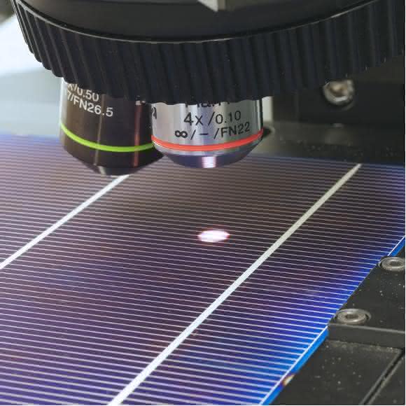 Solarzelle unter einem µ-Raman-Spektrometer. © Foto © FH Südwestfalen/Bernd Ahrens