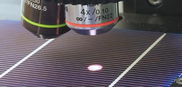 Solarzelle unter einem µ-Raman-Spektrometer. © Foto © FH Südwestfalen/Bernd Ahrens