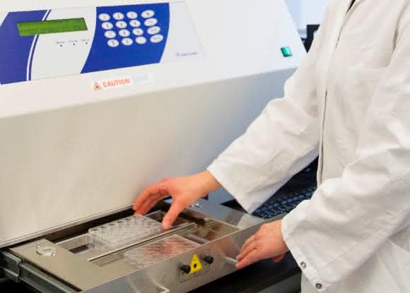 In der UV-Bestrahlungseinheit bestrahlen Fraunhofer-Forscher das Hautmodell mit einer definierten, nicht toxischen UV-Dosis. © Foto Fraunhofer IGB