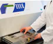 In der UV-Bestrahlungseinheit bestrahlen Fraunhofer-Forscher das Hautmodell mit einer definierten, nicht toxischen UV-Dosis. © Foto Fraunhofer IGB