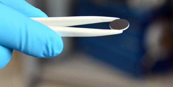 Eine Scheibe des (weissen) Lithiumgranat-Elektrolyten, beschichtet mit einer (schwarzen) Lithiumverbindung als Minuspgarol im Labor der ETH-Forschenden. (Bild: ETH Zürich / Fabio Bergamin) Eine Scheibe des (weissen) Lithiumgranat-Elektrolyten, beschichtet mit einer (schwarzen) Lithiumverbindung als Minuspgarol im Labor der ETH-Forschenden. (Bild: ETH Zürich / Fabio Bergamin)