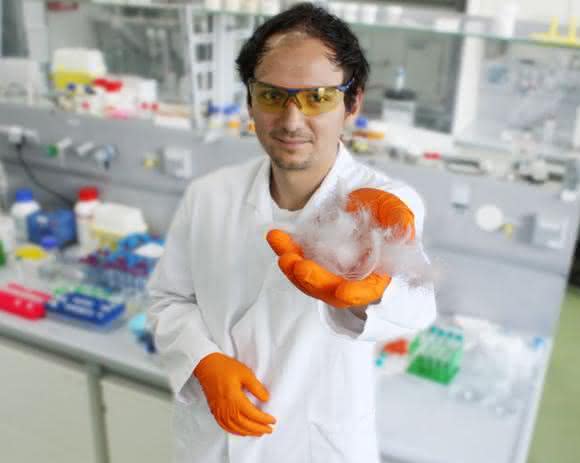 Federn als Rohstoff: Neue Biomaterialien aus Proteinen