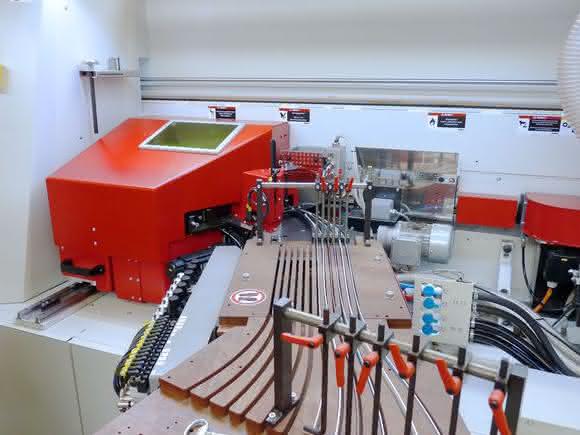 Kantenanleimmaschine: Kleben und Lasern im Wechsel Kantenanleimmaschine: Kleben und Lasern im Wechsel