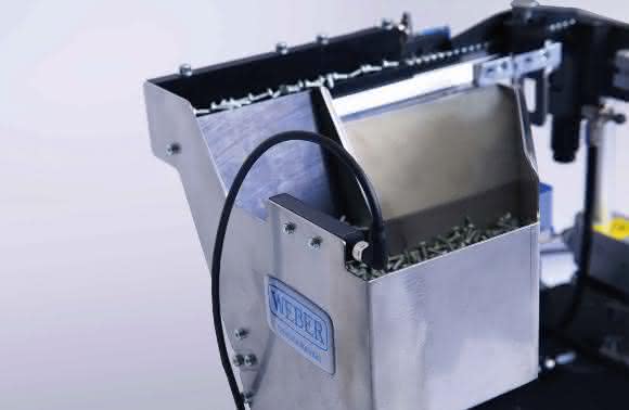 Ultraschallsensor UST Q12 von Di-Soric am Stufenförderer