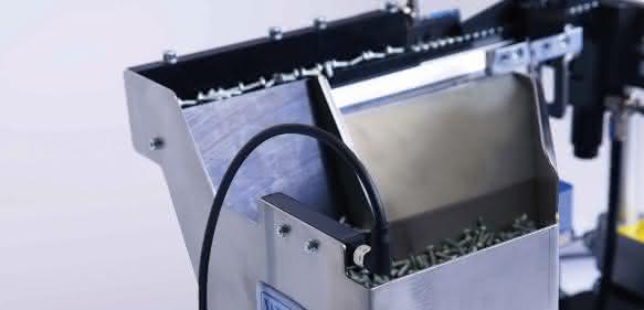 Ultraschallsensor UST Q12 von Di-Soric Ultraschallsensor UST Q12 von Di-Soric am Stufenförderer