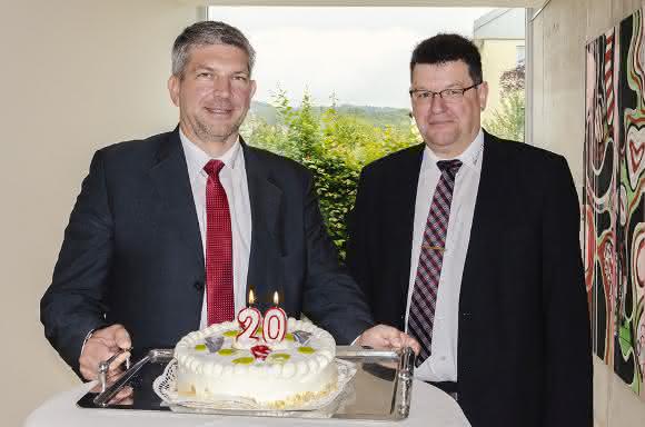 euroTech Geschäftsführer Thomas Schulz und Verkaufsleiter Michael Renger mit Jubiläumstorte
