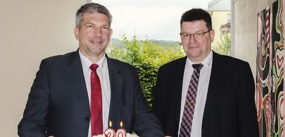 euroTech Geschäftsführer Thomas Schulz und Verkaufsleiter Michael Renger mit Jubiläumstorte