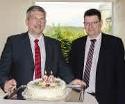 euroTech Geschäftsführer Thomas Schulz und Verkaufsleiter Michael Renger mit Jubiläumstorte euroTech Geschäftsführer Thomas Schulz und Verkaufsleiter Michael Renger mit Jubiläumstorte