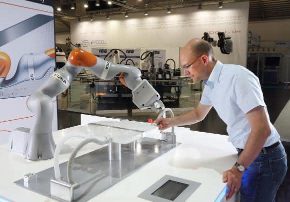 Mensch und Roboter Kooperation von Mensch und Roboter