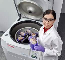 Thermo Scientific Blutbankzentrifugen Thermo Scientific Heraeus Cryofuge 8 bietet Platz für 6 x 550-ml-Blutbeutel und kann bei Verwendung des gleichen Bechersystems für 8 x 550-ml-Beutel aufgerüstet werden.