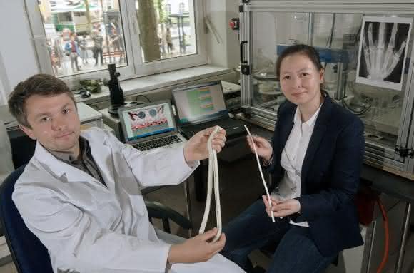 Die Doktoranden Stefan Maenz (l.) und Tam Pham Thanh im Otto-Schott-Institut für Materialforschung der Friedrich-Schiller-Universität Jena. Jenaer Materialwissenschaftlern ist es nun gelungen, Polymeroberflächen von künstlichen Blutgefäßen so zu verändern, dass sie die Anhaftung der Blutplättchen und damit die Blutgerinnung wesentlich reduzieren. (Foto: Jan-Peter Kasper)
