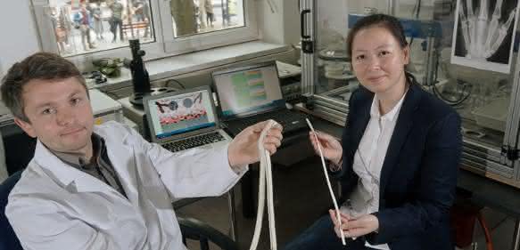 Die Doktoranden Stefan Maenz (l.) und Tam Pham Thanh im Otto-Schott-Institut für Materialforschung der Friedrich-Schiller-Universität Jena. Jenaer Materialwissenschaftlern ist es nun gelungen, Polymeroberflächen von künstlichen Blutgefäßen so zu verändern, dass sie die Anhaftung der Blutplättchen und damit die Blutgerinnung wesentlich reduzieren. (Foto: Jan-Peter Kasper) Die Doktoranden Stefan Maenz (l.) und Tam Pham Thanh im Otto-Schott-Institut für Materialforschung der Friedrich-Schiller-Universität Jena. Jenaer Materialwissenschaftlern ist es nun gelungen, Polymeroberflächen von künstlichen Blutgefäßen so zu verändern, dass sie die Anhaftung der Blutplättchen und damit die Blutgerinnung wesentlich reduzieren. (Foto: Jan-Peter Kasper)