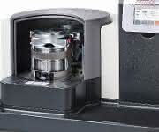 Die Fritsch Planetenmühle Pulverisette 6 premium line verfügt über zwei Mahlstationen. Die Mahlbecher werden motorisch verspannt.