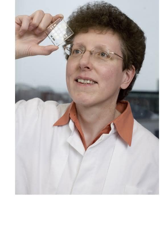 Prof. Dr. Andrea Robitzki mit einem Biochip. (Foto: Universität Leipzig / Franziska Frenzel) Prof. Dr. Andrea Robitzki mit einem Biochip. (Foto: Universität Leipzig / Franziska Frenzel)