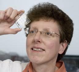 Prof. Dr. Andrea Robitzki mit einem Biochip. (Foto: Universität Leipzig / Franziska Frenzel)